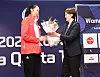 Chinese middle blocker Yu Zhang, left, and Gwangju Pepper Savings Bank AI Peppers head coach Chang So-yun at the Asia Quota draft at Jeju Sun Hotel & Casino in Jeju on Wednesday. [KOVO]