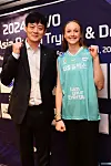 Outside hitter Stefanie Weiler, right, poses for a photo with GS Caltex Seoul Kixx head coach Lee Young-taek during the Asia Quota draft at Jeju Sun Hotel & Casino in Jeju on Wednesday. [KOVO]