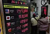 Foreign visitors exchange currency at a money exchange in Myeongdong, central Seoul on Jan. 18. [NEWS1]