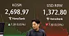 A screen in Hana Bank's trading room in central Seoul shows the Kospi closing at 2698.97 points on June 2, up 1.3 points, or 0.05 percent, from the previous trading session. [NEWS1]