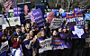 Pro-abortion rights protesters rally outside the Supreme Court in Washington, March 2, 2016. [AP/YONHAP]