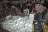 Seoul District Prosecutors' Office staff load 137,000 pages of investigative records into a car to be submitted as evidence in the trials of former Presidents Chun Doo Hwan and Roh Tae-woo on April 20, 1996. With the implementation of the electronic criminal litigation system on Oct. 10, this scene of transporting bundles of investigative records to court is expected to become a thing of the past by next year. [JOONGANG ILBO]