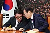 Democratic Party (DP) chief Lee Jae-myung speaks with party members at the National Assembly Saturday morning after President Yoon Suk Yeol's public address, hours ahead of a parliamentary vote on an impeachment motion against the president. [YONHAP]