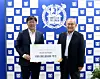 Kim Young-oh, dean of Seoul National University's College of Engineering, left, poses for a photo with Yoon Dae-geun, chairman of the DB Kim Jun Ki Cultural Foundation, on July 24 to celebrate the foundation donating 400 million won for the international student scholarship. [SEOUL NATIONAL UNIVERSITY]