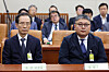 CEO of SPC Shany Lee Kang-seop, left, and Country Manager of Costco Korea Cho Min-soo appear as witnesses during a parliamentary audit of the Ministry of Employment and Labor held at the National Assembly in Seoul on Thursday. [NEWS1]
