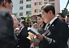 President Lee Jae-myung, right, and first lady Kim Hye-kyung, left of Lee, greet their supporters in front of their home in Gyeyang District, Incheon, on June 4. [JOINT PRESS CORPS]