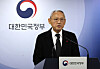 Minister of Culture, Sports and Tourism Yu In-chon gives a public address as the government spokesperson on Dec. 10 at the government complex in central Seoul. [YONHAP]