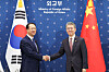 Kirea's First Vice Foreign Minister Kim Hong-kyun,right, and China's Executive Vice Minister of Foreign Affairs Ma Zhaoxu pose for a photo during a meeting at the foreign ministry building in Seoul on Wednesday. [NEWS1]