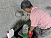 A Gangneung citizen collects water from a water fountain located in Daegwanryeong in Gangwon on Aug. 30 during a severe drought in the region. [YONHAP]