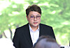 Singer Kim Ho-joong is seen in front of the Seoul Central District Court in Seocho District, southern Seoul, on May 24. [NEWS1]
