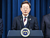 President Lee Jae-myung gives a briefing at the presidential office building in Yongsan District, central Seoul, on June 4. [NEWS1]