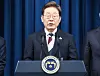 President Lee Jae-myung gives a briefing at the presidential office building in Yongsan District, central Seoul, on June 4. [NEWS1]