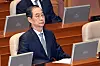 Acting President and Prime Minister Han Duck-soo waits to deliver the government's policy speech on the first supplementary budget for 2025 at the National Assembly in western Seoul on April 24. [JOONGANG ILBO]