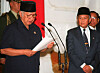 Former Indonesian President Suharto, left, announces his resignation beside Vice-President Bachararuddin Jusuf Habibie looking on at the presidential palace in Jakarta on May 21, 1998. [AFP/YONHAP]