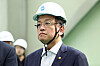 Acting President Choi Sang-mok inspects a production facility of SungEel HiTech in Gunsan, North Jeolla, on March 21. [JOINT PRESS CORPS]