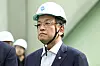 Acting President Choi Sang-mok inspects a production facility of SungEel HiTech in Gunsan, North Jeolla, on March 21. [JOINT PRESS CORPS]