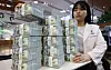 A banker checks dollars at Hana Bank's Counterfeit Notes Response Center in Jung District, central Seoul, on July 1. [YONHAP]