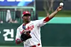 SSG Landers starter Roenis Elias pitches in a game against the Kia Tigers at SSG Landers Field in Incheon on April 17. [NEWS1]