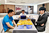 Shin Jin-seo, right, plays against ninth-dan Tuo Jiaxi of China in the quarterfinals of the 3rd Quzhou Lanke Cup World Go Open in Zhejiang, China on Oct. 9. [YONHAP]