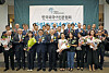 Culture Minister Yu In-chon, fifth from left in the front row, and Choi Jin-young, chair of the association and CEO of Herald Media Group, fourth from left in the front row, pose for a commemorative photo with the recipients of the association's award for outstanding journalists, on Tuesday in a ceremony marking the association's ninth anniversary at the Korea Press Center in central Seoul. The recipients, all standing in the front row, include Kim Jee-hee, head of the Digital Team at the Korea JoongAng Daily, third from left in the front row. [PARK SANG-MOON]