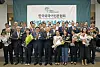 Culture Minister Yu In-chon, fifth from left in the front row, and Choi Jin-young, chair of the association and CEO of Herald Media Group, fourth from left in the front row, pose for a commemorative photo with the recipients of the association's award for outstanding journalists, on Tuesday in a ceremony marking the association's ninth anniversary at the Korea Press Center in central Seoul. The recipients, all standing in the front row, include Kim Jee-hee, head of the Digital Team at the Korea JoongAng Daily, third from left in the front row. [PARK SANG-MOON]