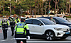 Police crack down on reckless driving, including blocking intersections and cutting in, at the Yonsei University intersection in Seodaemun District, western Seoul, on Nov. 4, as part of a traffic enforcement project. [NEWS1]