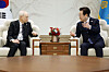President Lee Jae Myung, right, talks with Michael Sandel, a professor of political philosophy at Harvard University, during their meeting at the presidential office in Seoul on Sept. 18. [YONHAP]