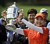 Korea's Ryu So-yeon holds up the championship trophy after winning the U.S. Women's Open at the Broadmoor Golf Club on July 11, 2011 in Colorado Springs, Colo. [AP/YONHAP]