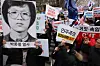 A protester in support of former President Yoon Suk Yeol's impeachment, left, holds up a picture of democracy activist Park Jong-chul during a rally at Seoul National University (SNU) in Gwanak District, southern Seoul, on Feb. 15. Park, an SNU graduate, was killed in January 1987 while protesting the Chun Doo Hwan regime. [YONHAP]