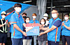 A CJ Logistics delivery person receives packaged food in celebration of package-free day Friday, intended to offer a rest to delivery people. [CJ LOGISTICS]