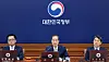 Acting President Han Duck-soo, center, speaks during a Cabinet meeting held at the government complex in central Seoul on April 1. [YONHAP]