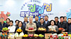 Kang Ho-dong, head of the National Agricultural Cooperative Federation, fourth from left in the front row, poses for a photo with other participants during a special discount event to stabilize prices for the Lunar New Year at the Nonghyup Hanaro Mart Yangjae branch in Seocho District, southern Seoul, on Jan. 26. [NEWS1]