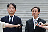 TMON CEO Ryu Gwang-jin, right, talks to reporters in front of the Seoul Bankrupty Court in southern Seoul on Tuesday after the court gave Qoo-10 owned e-commerce platforms TMON and WeMakePrice the green light to proceed with corporate rehabilitation. [YONHAP]