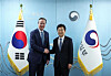 Unification Minister Chung Dong-young, right, shakes hands with David Cameron, former British prime minister, during their meeting in Seoul on Feb. 24. [MINISTRY OF UNIFICATION]