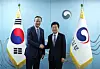 Unification Minister Chung Dong-young, right, shakes hands with David Cameron, former British prime minister, during their meeting in Seoul on Feb. 24. [MINISTRY OF UNIFICATION]