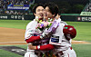 SSG Landers' Choi Jeong, left, hugs with teammate Kim Kwang-hyun after a game with the NC Dinos at the SSG Landers Field in Incheon where Choi hit his 500th career home run on May 13. [NEWS1]
