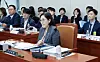 Vice Gender Minister Shin Young-sook answers questions at a meeting held by the Gender Equality and Family Committee at the National Assembly in western Seoul Wednesday. [KIM SEONG-RYONG]