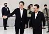 Samsung Electonics Chairman Lee Jae-yong (left) greets Party leader Lee Jae-myung at Samsung Software Academy Youth on March 20. [KIM SUNG-RYONG]