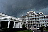The dark clouds of an approaching thunderstorm move over the Old Eisenhower Executive Office Building and the West Wing of the White House on June 19 in Washington. [AP/YONHAP]