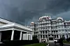 The dark clouds of an approaching thunderstorm move over the Old Eisenhower Executive Office Building and the West Wing of the White House on June 19 in Washington. [AP/YONHAP]