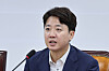 Reform Party Rep. Lee Jun-seok speaks during a party meeting at the National Assembly in Yeouido, western Seoul on Sept. 22. [NEWS1]