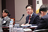 Health Minister Cho Kyoo-hong speaks during a forum hosted by the Korea News Editors' Association in downtown Seoul on Wednesday. The forum was held to discuss the country's medical reforms amid the ongoing mass walkout of junior doctors who oppose the government's planned medical recruitment hike. [YONHAP]