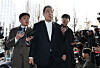 Independent lawmaker Kim Byung-kee, center, arrives at the Seoul Metropolitan Police Agency's Public Crime Investigation Unit in western Seoul on Feb. 26, to be questioned about various allegations of misconduct. [YONHAP]