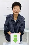 Former President Park Geun-hye casts her ballot at an advance polling station in the Yuga-eup Administrative Welfare Center in Dalseong County, Daegu, on May 29, the first day of advance voting for the 21st presidential election. [NEWS1]