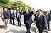 Independent presidential candidate Han Duck-soo, center, visits the birthplace of former President Park Chung Hee in Gumi, North Gyeongsang, on May 8. [NEWS1]