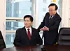 People Power Party presidential candidate Kim Moon-soo, left, tries out his seat at his campaign office in the party’s headquarters in Yeouido, western Seoul, on May 8, guided by chief of staff Kim Jae-won. [JOONGANG ILBO]