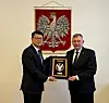 Cho Hyun-ki, left, deputy minister for the current capabilities program at the Defense Acquisition Program Administration (DAPA), poses for a photo with Polish Deputy Defense Minister Pawel Bejda, on Jan. 20. [YONHAP]