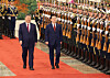 Korean President Lee Jae Myung, right, and Chinese President Xi Jinping take part in an official welcoming ceremony at the Great Hall of the People in Beijing before their bilateral summit on Jan. 5. [JOINT PRESS CORPS]