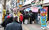 People line up to buy lottery tickets in front of a shop known as a “lucky spot” in Jongno District, central Seoul, on Jan. 30. Lottery sales reached an all-time high last year, totaling 5.95 trillion won ($4.5 billion). [YONHAP]