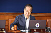 Prime Minister Han Duck-soo strikes his gavel at a Cabinet meeting held at the Central Government Complex in Jongno District, central Seoul, on Tuesday. [YONHAP]
